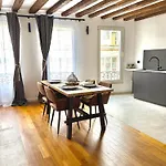 Triplex Belle Epoque Hypercenter מלון